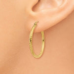將圖片載入圖庫檢視器 14k yellow gold diamond cut round hoop textured earrings 25mm x 2mm