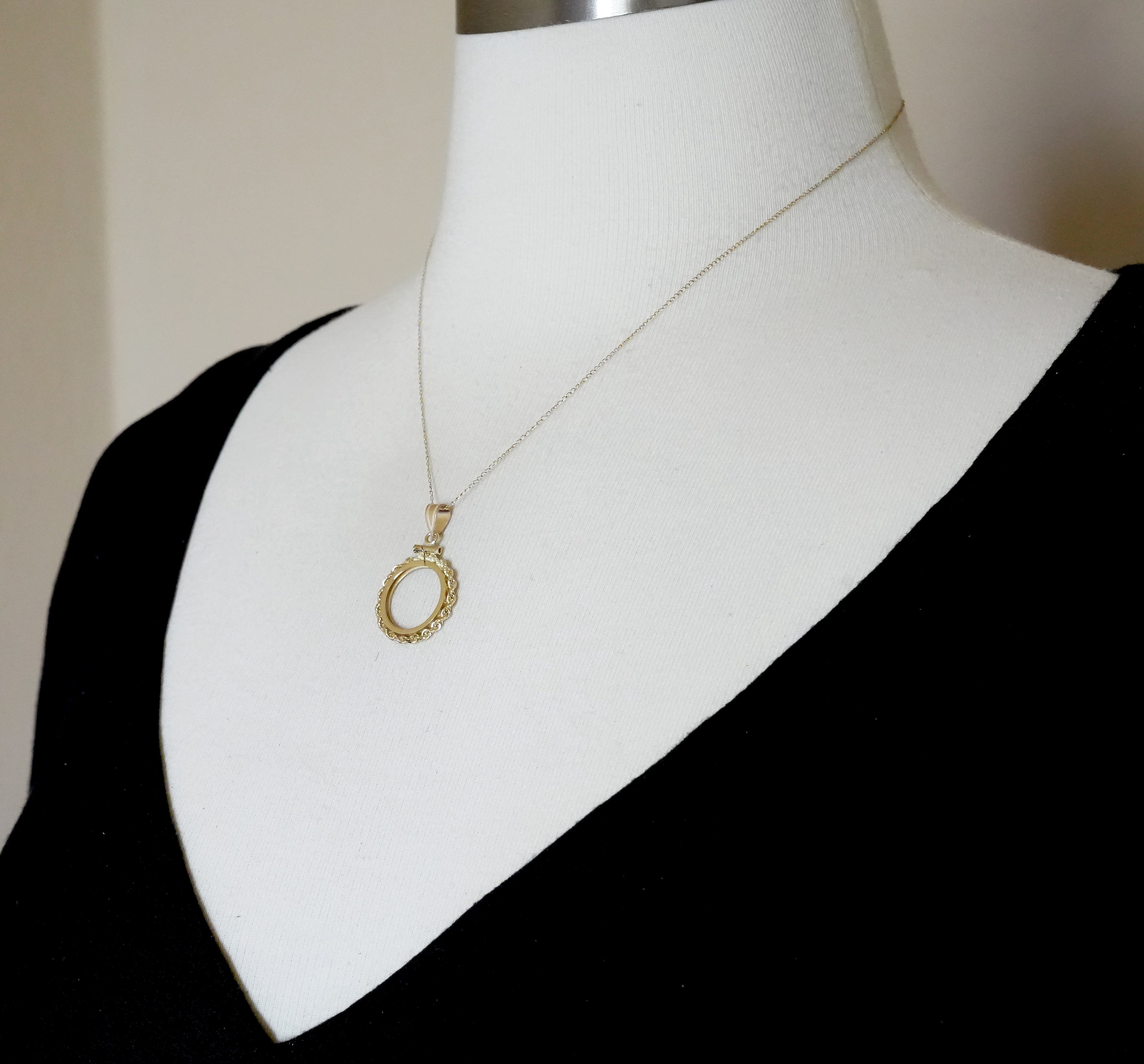 14K Yellow Gold Holds 16mm Coins 1/10 oz Maple Leaf 1/10 oz Philharmonic 1/10 oz Australian Nugget 1/10 oz Kangaroo Coin Holder Rope Bezel Screw Top Pendant Charm