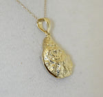 Afbeelding in Gallery-weergave laden, 14k Yellow Gold Oyster Shell Seashell 3D Pendant Charm
