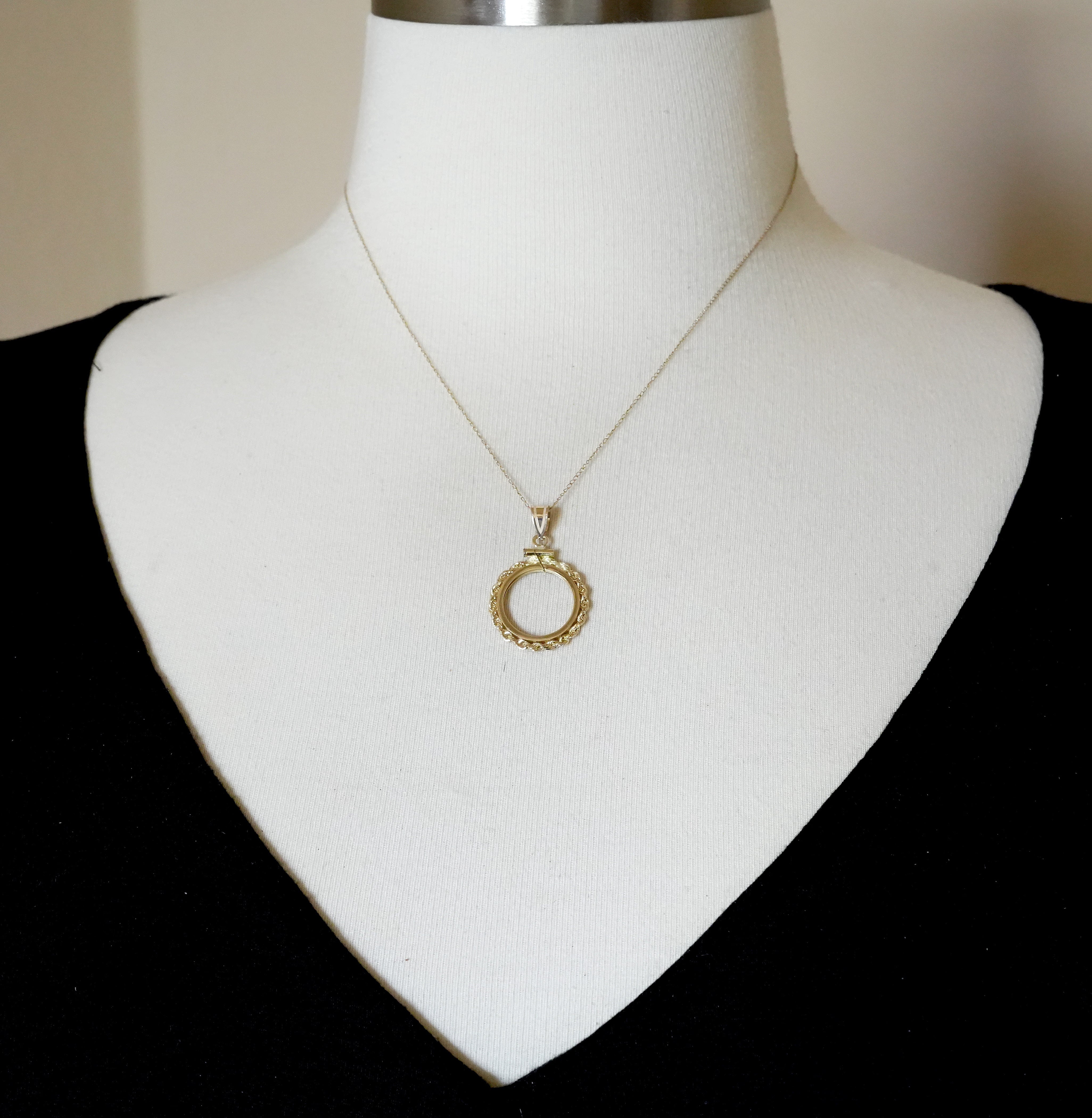 14K Yellow Gold Holds 16mm Coins 1/10 oz Maple Leaf 1/10 oz Philharmonic 1/10 oz Australian Nugget 1/10 oz Kangaroo Coin Holder Rope Bezel Screw Top Pendant Charm