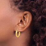 Kép betöltése a galériamegjelenítőbe: 14k Yellow Gold 19mm x 3.75mm Diamond Cut Inside Outside Round Hoop Earrings
