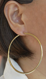 Charger l'image dans la galerie, 14K Yellow Gold 70mm x 3mm Extra Large Giant Gigantic Big Lightweight Round Classic Hoop Earrings
