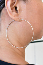Carica l&#39;immagine nel visualizzatore di Gallery, 14K White Gold 70mmx1.20mm Extra Large Round Endless Hoop Earrings
