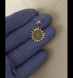 Загружайте и воспроизводите видео в средстве просмотра галереи 14k Yellow Gold Sun Filigree Celestial Pendant Charm
