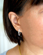 Kép betöltése a galériamegjelenítőbe: 14k White Gold Classic Polished Hinged Hoop Huggie Earrings
