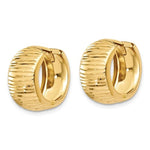Carica l&#39;immagine nel visualizzatore di Gallery, 14k Yellow Gold Textured Hinged Hoop Huggie Earrings

