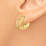 Lade das Bild in den Galerie-Viewer, 14k Yellow Gold Textured Hinged Hoop Huggie Earrings
