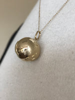 Afbeelding in Gallery-weergave laden, 14k Yellow Gold Globe World Travel 3D Pendant Charm
