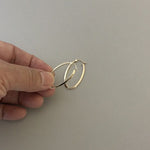 Indlæs og afspil video i gallerivisning 14k Yellow Gold Classic Polished Oval Hoop Earrings
