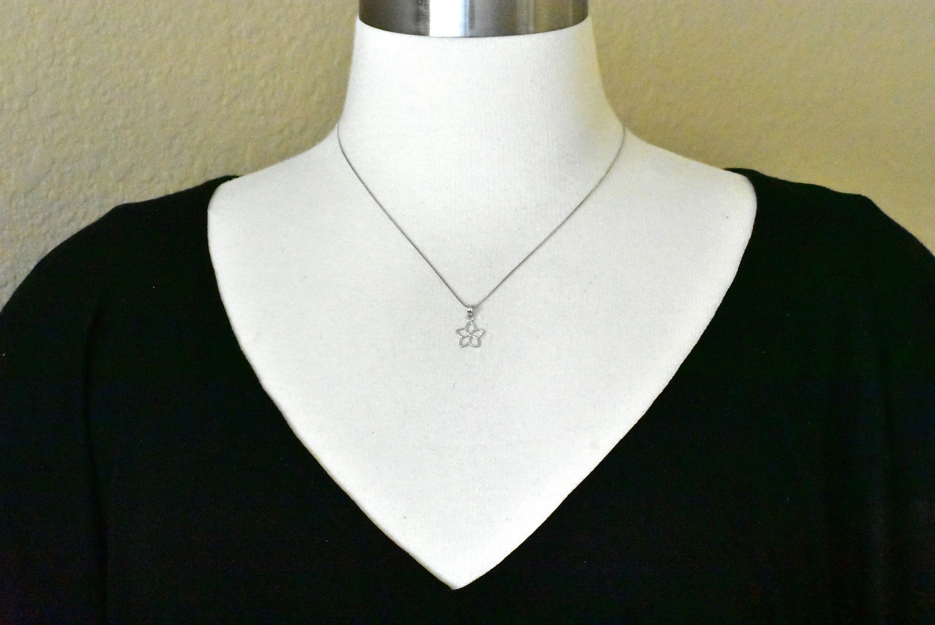 14k White Gold Small Cut Out Pendant Charm