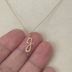 Ladda och spela upp video i Gallerivisaren, 14K Yellow Gold Lowercase Initial Letter G Script Cursive Alphabet Pendant Charm
