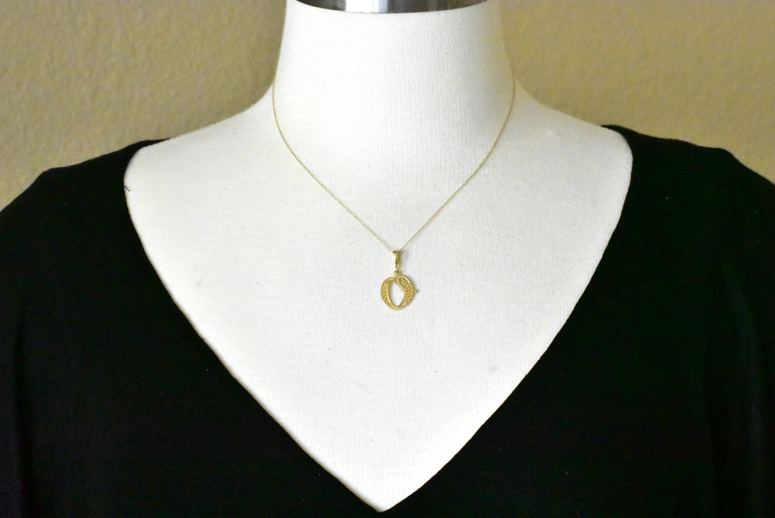 14K Yellow Gold Initial Letter O Cursive Script Alphabet Filigree Pendant Charm