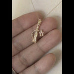 Video laden en afspelen in Gallery-weergave, 14k Yellow Gold Lady Justice Moveable Scales 3D Pendant Charm
