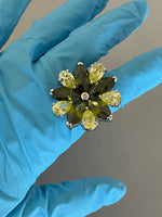 Afbeelding in Gallery-weergave laden, Sterling Silver Cubic Zirconia CZ Lime Olive Green Flower Floral Cocktail Ring Size 6
