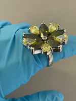 Kép betöltése a galériamegjelenítőbe: Sterling Silver Cubic Zirconia CZ Lime Olive Green Flower Floral Cocktail Ring Size 6
