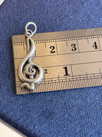 Carica l&#39;immagine nel visualizzatore di Gallery, Sterling Silver Antique Finish Music Treble Clef Symbol Pendant Charm
