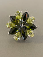 Afbeelding in Gallery-weergave laden, Sterling Silver Cubic Zirconia CZ Lime Olive Green Flower Floral Cocktail Ring Size 6
